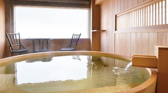 檜風呂から海を一望 ― 海が庭 みなとや旅館 檜風呂から海を一望 ― 海が庭 みなとや旅館